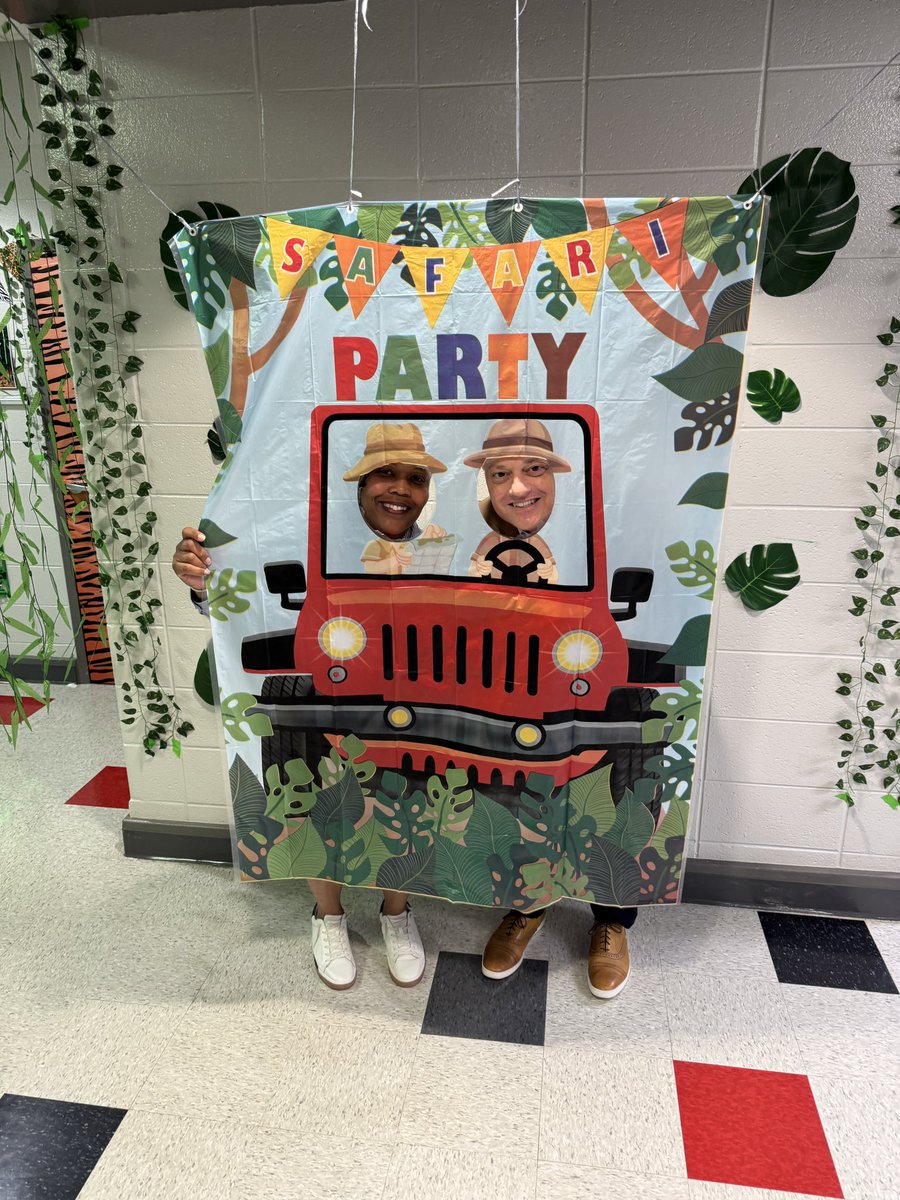 AlabasterSupt's tweet image. 🌞 Summer Learning is in full swing at MVES, TIS, and TMS! 📚
Dr. Amanda Wilbanks and I had a great time visiting classrooms and seeing the energy from our students, teachers, and staff. So proud of the work happening this summer! #BuildingChampions #SummerLearning