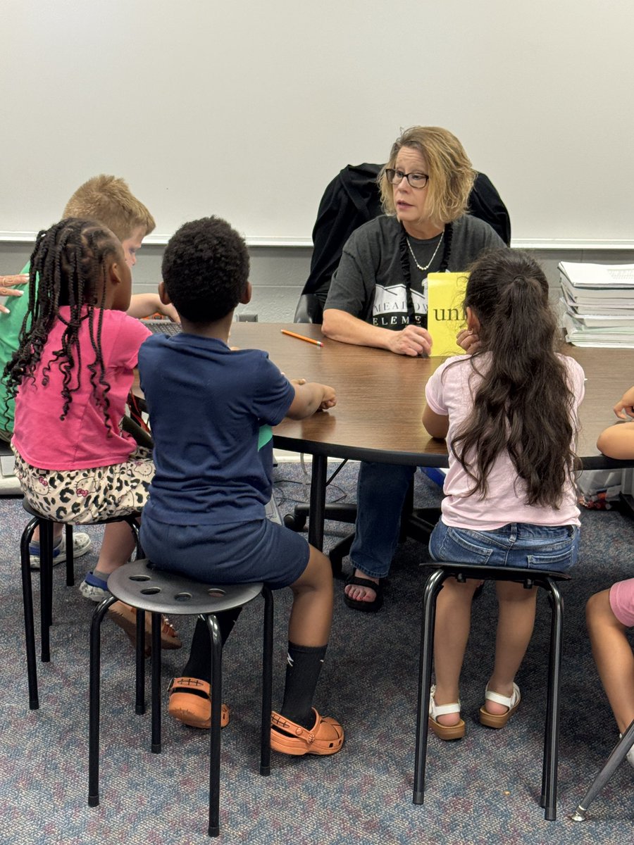 AlabasterSupt's tweet image. 🌞 Summer Learning is in full swing at MVES, TIS, and TMS! 📚
Dr. Amanda Wilbanks and I had a great time visiting classrooms and seeing the energy from our students, teachers, and staff. So proud of the work happening this summer! #BuildingChampions #SummerLearning