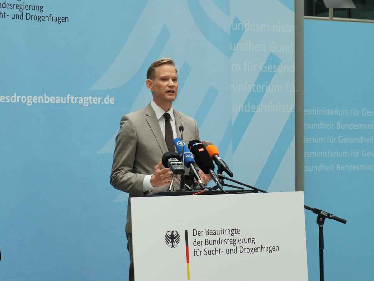 Ich habe heute meine ersten Themenschwerpunkte als Sucht&amp;Drogenbeauftragter vorgestellt: Wie gehen wir mit den psychischen Folgen der Digitalisierung um? Wie verhindern wir eine Opioidkrise in Deutschland wie in den USA? Wie gestalten wir den richtigen Weg in der Cannabispolitik?
