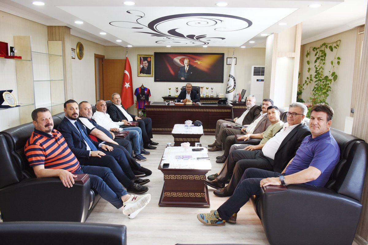 Sanliurfaspor's tweet photo. Kulüp Başkanımız Sayın Mustafa Kemal Saraçoğlu ve yönetim kurulu üyelerimiz, Hilvan Belediyesi Eş Başkanı Sayın Serhan Paydaş’ı makamında ziyaret etti.

Ziyaretin ardından kulübümüzün forması Sayın Serhan Paydaş’a takdim edildi. Nazik ev sahipliği ve Şanlıurfaspor’umuza yönelik destek sözü dolayısıyla kendilerine teşekkür ederiz.