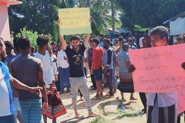TamilGuardian's tweet photo. 🚨 Tamils protest Sri Lankan Navy shooting of fisherman

Residents of Kuchchaveli in Trincomalee staged a protest today, condemning the Sri Lankan Navy’s shooting of a young Tamil fisherman during a naval operation off the north-eastern coast.

Read more ⬇️

https://t.co/tnAyGcOK7b