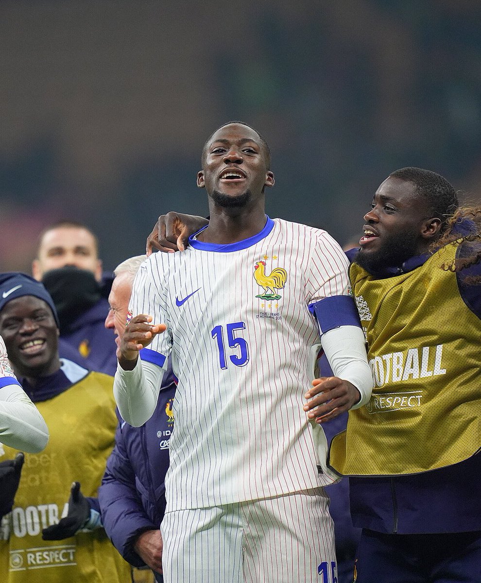 _BeFootball's tweet photo. « 𝗗𝗜𝗧𝗘𝗦 𝗦𝗜𝗠𝗣𝗟𝗘𝗠𝗘𝗡𝗧 𝗤𝗨𝗘 𝗖’𝗘𝗦𝗧 𝗢𝗨𝗦𝗠𝗔𝗡𝗘 🇫🇷 𝗤𝗨𝗜 𝗠𝗘́𝗥𝗜𝗧𝗘 𝗟𝗘 𝗕𝗔𝗟𝗟𝗢𝗡 𝗗’𝗢𝗥, 𝗣𝗢𝗜𝗡𝗧 𝗕𝗔𝗥𝗥𝗘 ‼️ » 🌕😤

Ibrahima Konaté 𝗗𝗜𝗧 (ENCORE) 𝗟𝗘𝗦 𝗧𝗘𝗥𝗠𝗘𝗦 sur le Ballon d’Or.

« Si le match de demain va être décisif pour le Ballon d’Or ? 𝗡𝗢𝗡, 𝗰̧𝗮 𝗰’𝗲𝘀𝘁 𝗹𝗲𝘀 𝗘𝘀𝗽𝗮𝗴𝗻𝗼𝗹𝘀 (qui disent ça).

Mais vous devriez faire la même chose avec nos joueurs français. 𝗖’𝗲𝘀𝘁 𝗶𝗹𝗹𝗼𝗴𝗶𝗾𝘂𝗲 𝗱𝗲 𝘃𝗼𝘂𝗹𝗼𝗶𝗿 𝘁𝗼𝘂𝘁 𝗿𝗲𝗺𝗲𝘁𝘁𝗿𝗲 𝘀𝘂𝗿 𝗹𝗲 𝗺𝗮𝘁𝗰𝗵 𝗱𝗲 𝗷𝗲𝘂𝗱𝗶, 𝗰̧𝗮 𝗻𝗲 𝘀𝗲 𝗳𝗮𝗶𝘁 𝗽𝗮𝘀. 

Ousmane, ce qu’il a fait c’est juste exceptionnel. »

(CP)