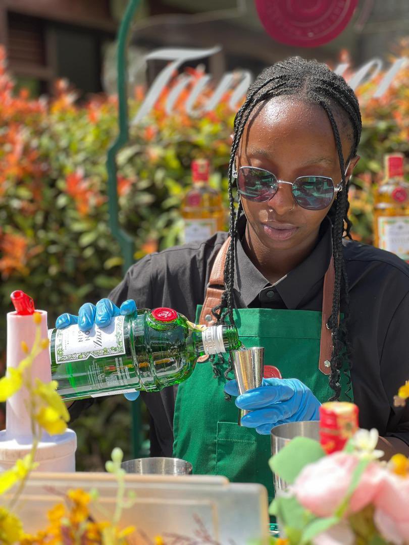 uwizeyeblair's tweet image. Light up your party with the #UBLSoireeExperience bar set up!

Don’t have that boring party when UBL can provide the best for your guests 

Just call 0800277000 and choose a package that suits your people 
#TheBarIsSet