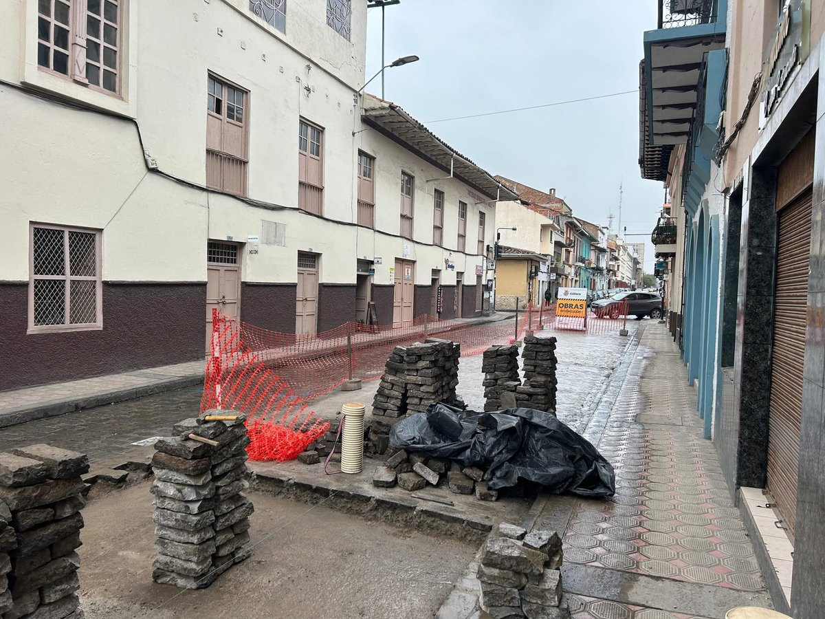 #Obras | Ejecutamos el mantenimiento del pavimento con adoquín en la calle Sucre, entre Mariano Cueva y Vargas Machuca.

👉 Circule con precaución. 🚘

Seguimos embelleciendo y cuidando la ciudad con #AmorPorCuenca ❤️💛