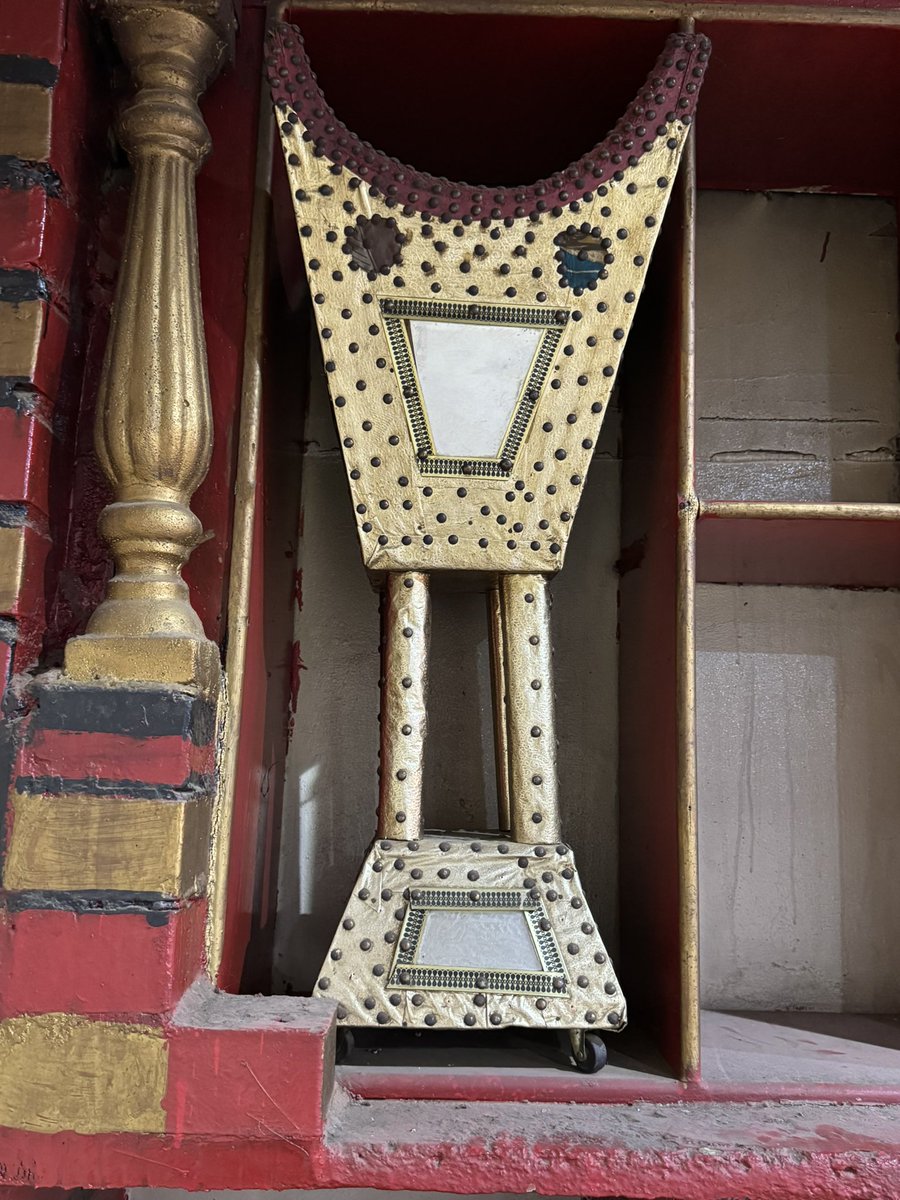 أقدم مبخرة في بيت الوالد رحمه الله عمرها 45 سنة وهي من أكبر المباخر التي استقبلنا فيها صاحب السمو الملكي الأمير عبدالاله بن عبدالعزيز أمير منطقة القصيم عندما زار مركز إمارة رفايع الحجرة عام 1401 هـ وكان الوالد آنذاك أميرا لها.