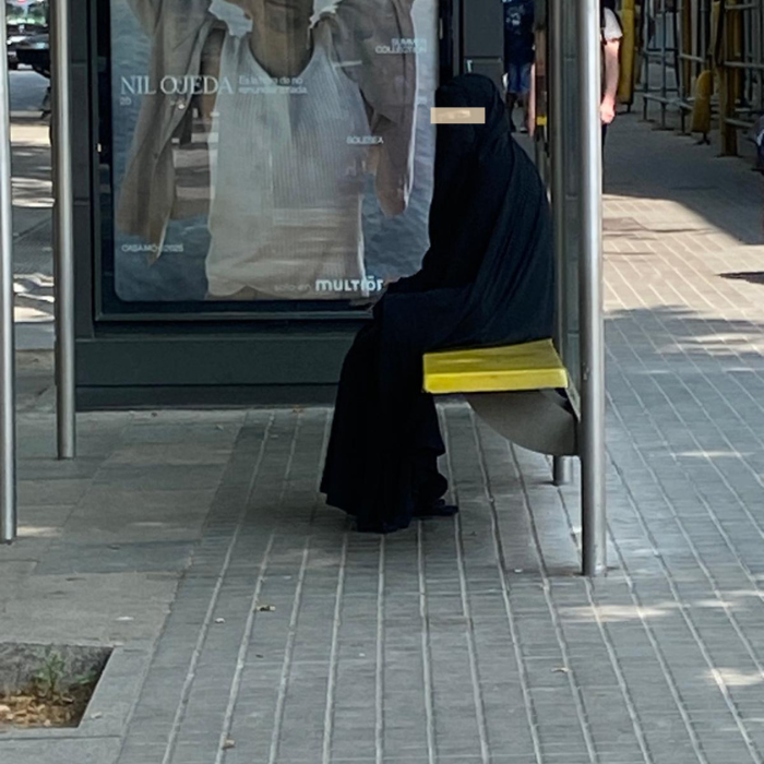 Rda Sant Pau, avui. Opressió a la dona en grau màxim, disfressada de normalitat. I nosaltres hem de conviure amb això com si res en espais públics, escoles, transports, centres sanitaris. INADMISSIBLE! Hauria d’estar prohibit. Però eh... llibertat, diuen <a href="/bcn_ajuntament/">Ajuntament de Barcelona</a> <a href="/gencat/">Generalitat de Catalunya</a>