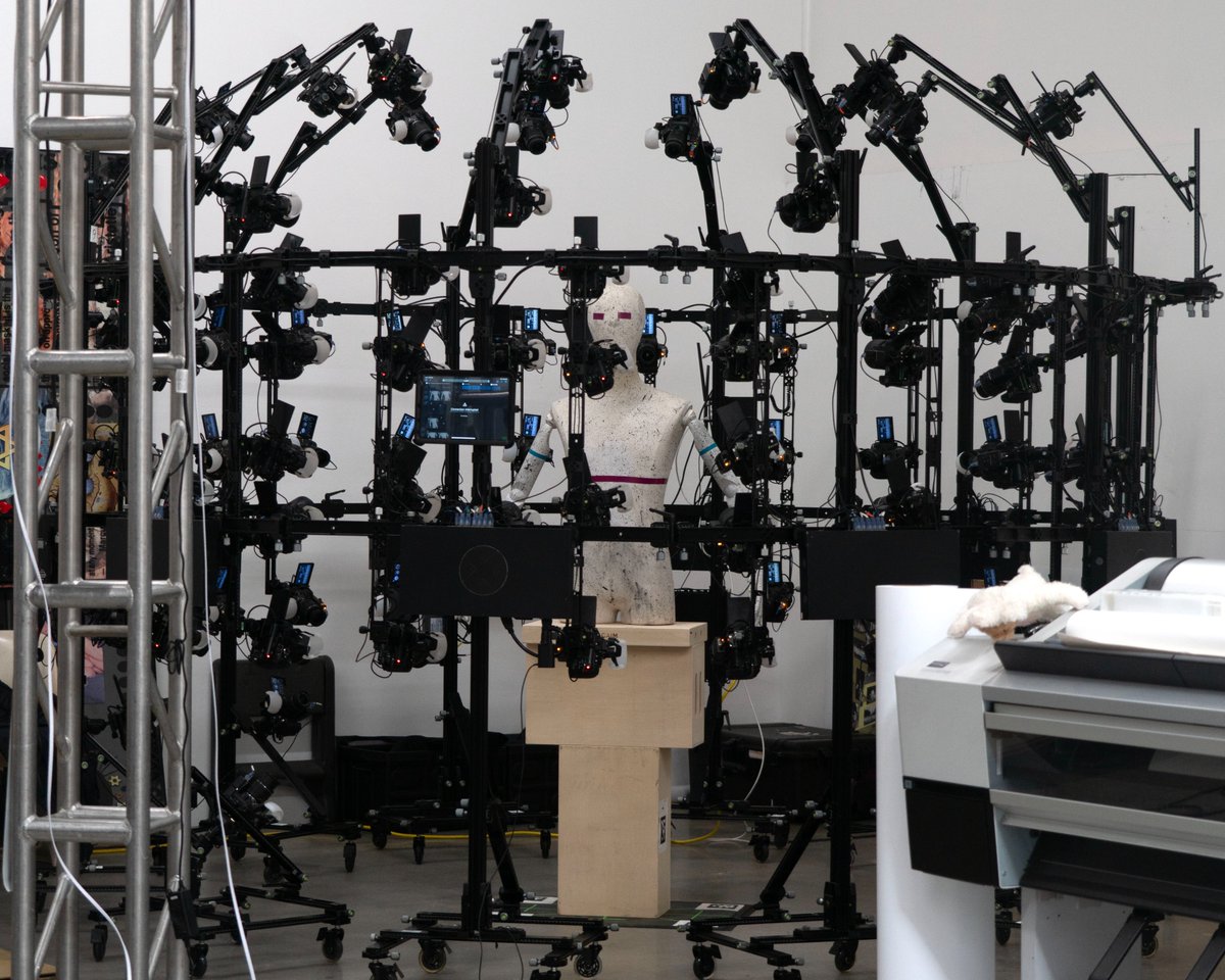 FITZandCO's tweet image. Now open at #Fondationbeyeler, &quot;Jordan Wolfson: Little Room&quot; (June 1–Aug 3). Step into Wolfson’s immersive VR world where visitors swap bodies and perspectives, blurring real, virtual, and imagined space.

📸: 3D scanning booth, VR headset, HD video © #Jordanwolfson
