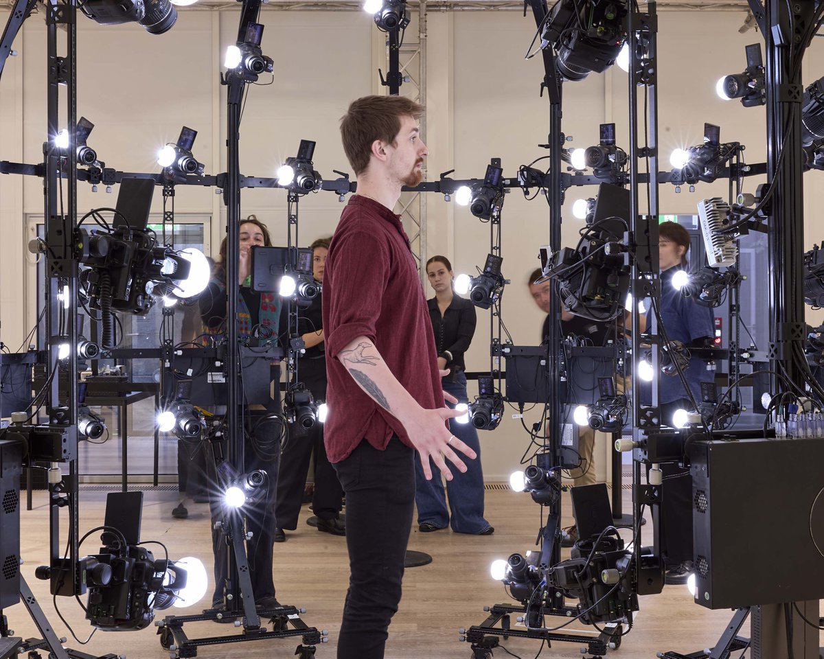 FITZandCO's tweet image. Now open at #Fondationbeyeler, &quot;Jordan Wolfson: Little Room&quot; (June 1–Aug 3). Step into Wolfson’s immersive VR world where visitors swap bodies and perspectives, blurring real, virtual, and imagined space.

📸: 3D scanning booth, VR headset, HD video © #Jordanwolfson