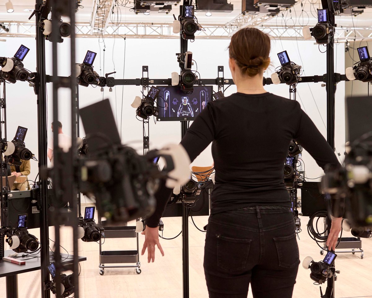 FITZandCO's tweet image. Now open at #Fondationbeyeler, &quot;Jordan Wolfson: Little Room&quot; (June 1–Aug 3). Step into Wolfson’s immersive VR world where visitors swap bodies and perspectives, blurring real, virtual, and imagined space.

📸: 3D scanning booth, VR headset, HD video © #Jordanwolfson