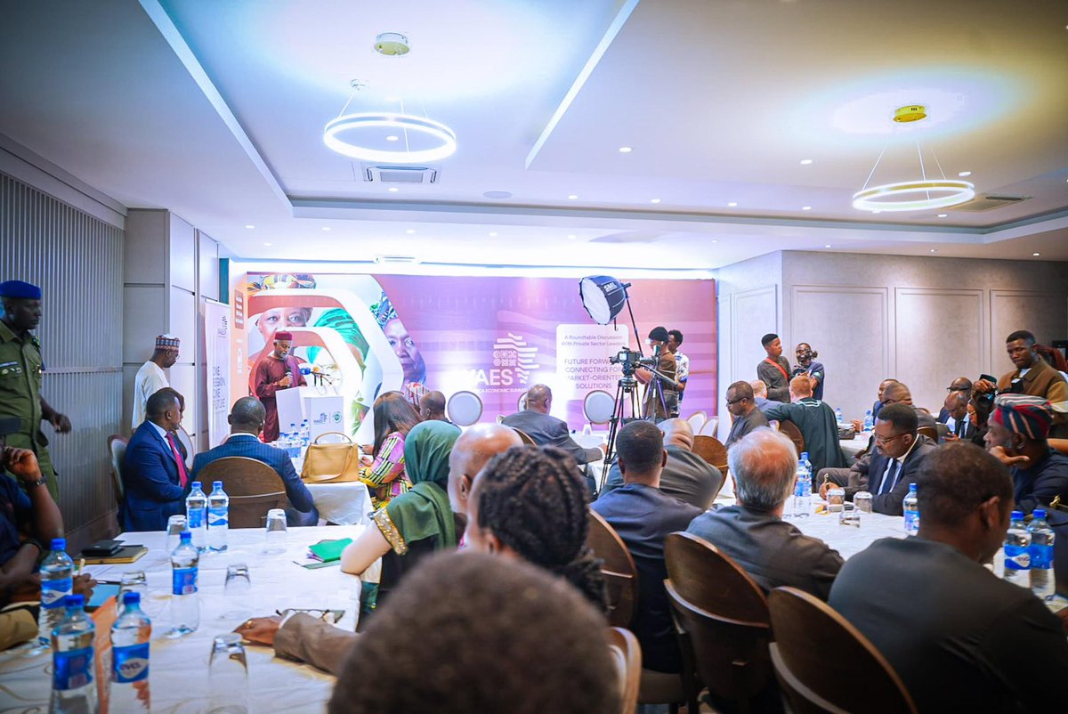 mvcciido_szn's tweet photo. Foreign Affairs Minister @YusufTuggar hosted top CEOs & industry leaders in Lagos today ahead of #WAES2025, urging private sector input on trade, regulation & finance to shape West Africa’s economic future.
The Summit holds June 20–21 in Abuja.
#WAES @waesummit @NigeriaMFA https://t.co/Uq39QbJ5qJ