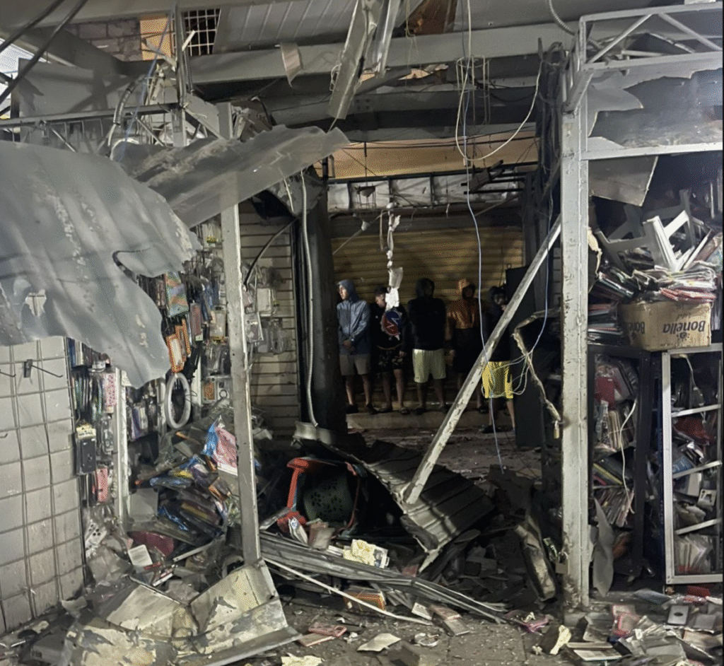 REINCIDE ATENTADO CON EXPLOSIVOS DESTRUYENDO CINCO LOCALES EN LA BAHÍA, GUAYAQUIL
V.C.B.M.
La noche del 3 de junio, criminales detonaron artefacto en las calles Eloy Alfaro y Ayacucho, afectando comercios. Se hallaron panfletos con amenazas #extorsivas. <a href="/PoliciaEcuador/">Policía Ecuador</a> investiga.