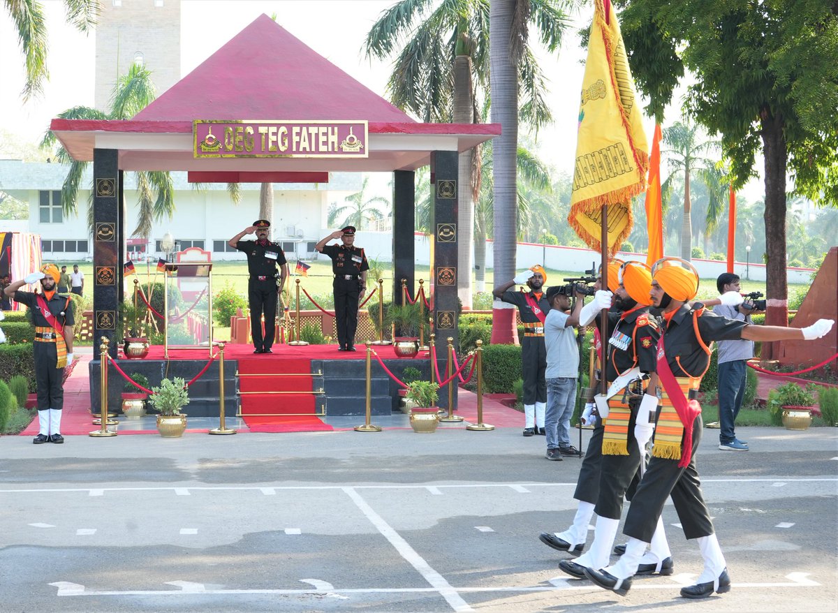 ProDefLko's tweet photo. #AgniveersIA
#StrongAndCapableIA
With unshakable resolve & highest standards of soldierly discipline, the #Agniveers of the SIKH LIGHT INFANTRY REGIMENTAL TRAINING Centre passed out in a grand ceremonial #Parade, markingcompletion of their transformational journey.
(1/2) https://t.co/7JI168G8EM