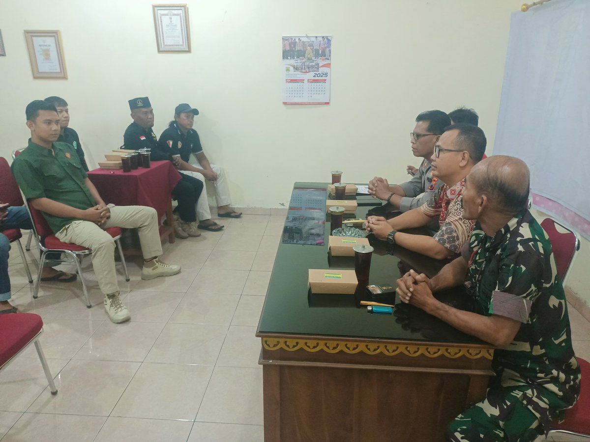PBaki4's tweet photo. BAKI BERSATU MENJAGA KONDUSIFITAS

Kapolsek Baki AKP Gatot Puryanto bersama Forkompincam giat Rapat Koordinasi dengan Ketua Ranting Perguruan Silat Se Kecamatan Baki di Ruang Rapat Kantor Kec.Baki Kab.Sukoharjo.
Rabu, 4 - 6 - 2025.

- Sukses Melalui Kebersamaan -
#PolresSukoharjo https://t.co/HSKkikf7y7