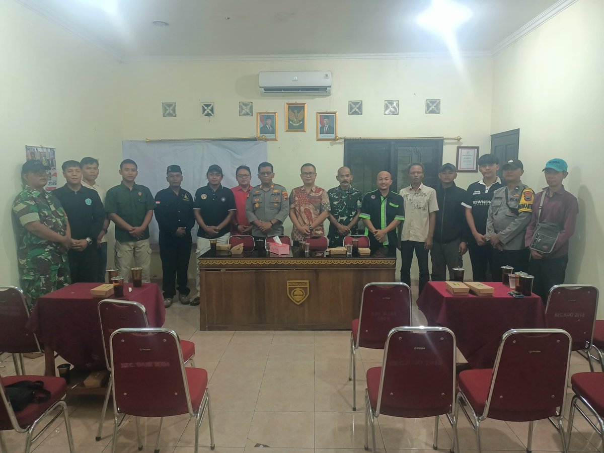 PBaki4's tweet photo. BAKI BERSATU MENJAGA KONDUSIFITAS

Kapolsek Baki AKP Gatot Puryanto bersama Forkompincam giat Rapat Koordinasi dengan Ketua Ranting Perguruan Silat Se Kecamatan Baki di Ruang Rapat Kantor Kec.Baki Kab.Sukoharjo.
Rabu, 4 - 6 - 2025.

- Sukses Melalui Kebersamaan -
#PolresSukoharjo https://t.co/HSKkikf7y7