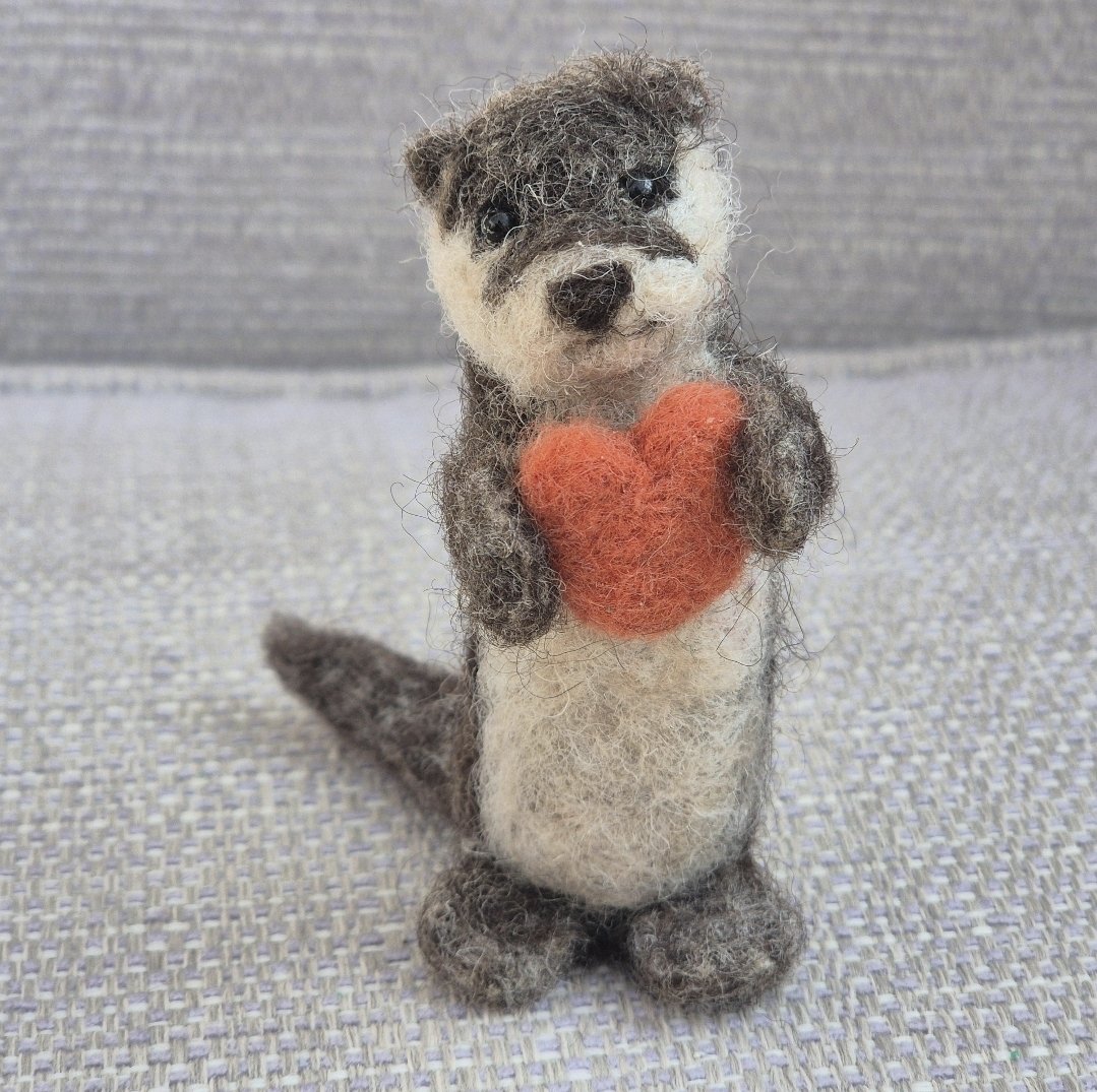 Hello! 
Just popping by to share Pippin the Otter! Isn't she otterly adorable? 
She's handmade with lots of love by the process of needle felting.
Thank you 🦦❤️
therockingfelter.etsy.com/listing/187627…
#Otter #Otters #love #ukmakers #firsttmaster #handmade #etsy