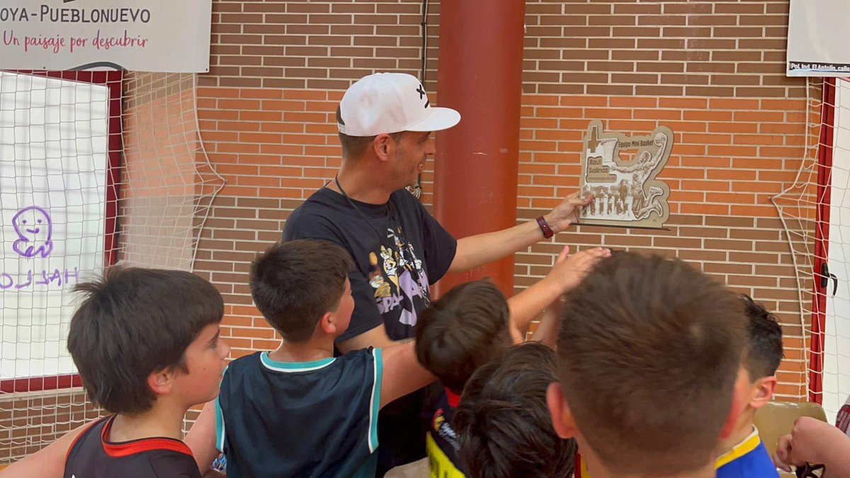 Detalles de final de temporada de los más pequeños hacia su entrenador. El broche perfecto para cerrar unos meses de aprendizajes inolvidables. 

🖤💛