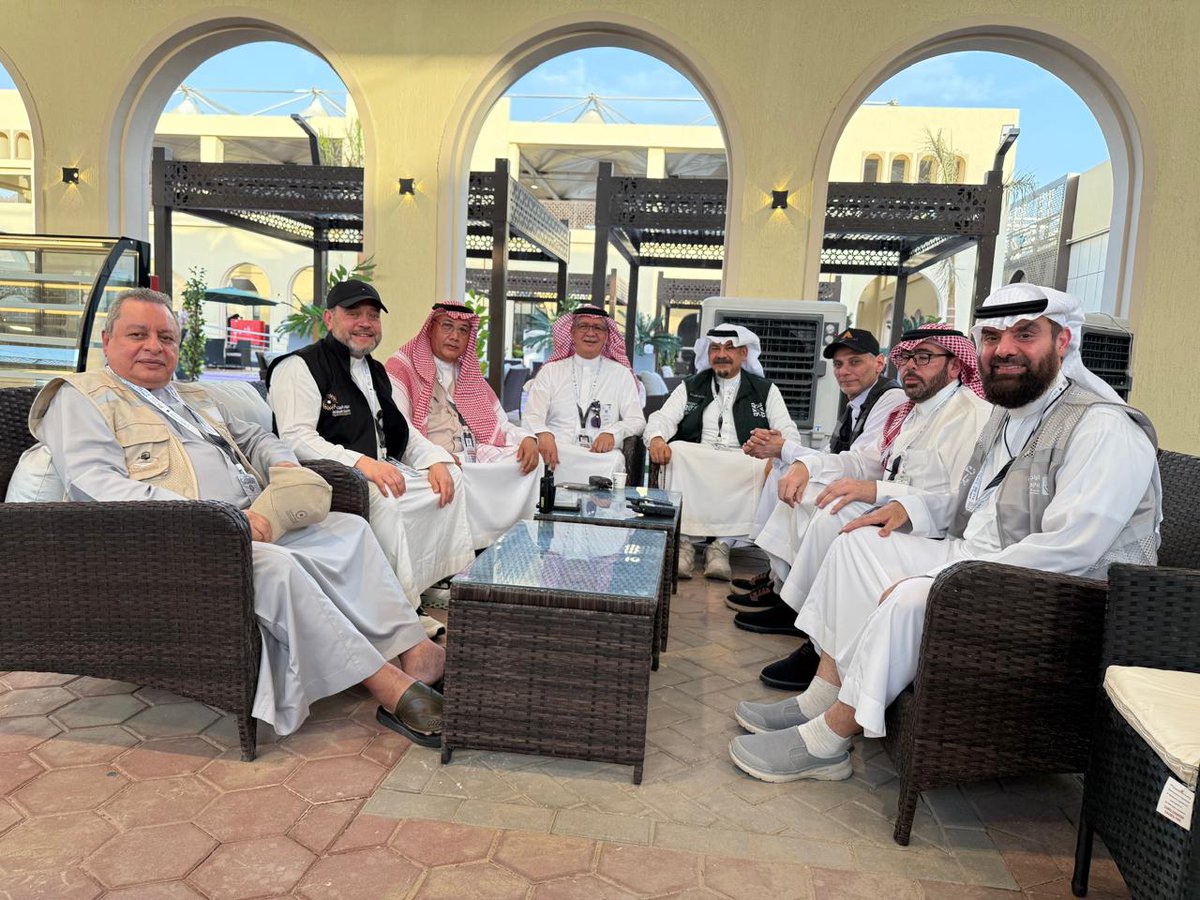 رؤساء مجالس إدارة كبرى شركات الطوافة وأعضاء المجلس التنسيقي لشركات مقدمي خدمة حجاج الخارج .. مجتمعين على صعيد عرفات الطاهر لمتابعة خطط تصعيد وتسكين ضيوف الرحمن والتأكد من تقديم أرقى وأجود الخدمات المقدمة لهم ، واضعين نصب أعينهم توجيهات خادم الحرمين الشريفين وسمو ولي عهدة الأمين