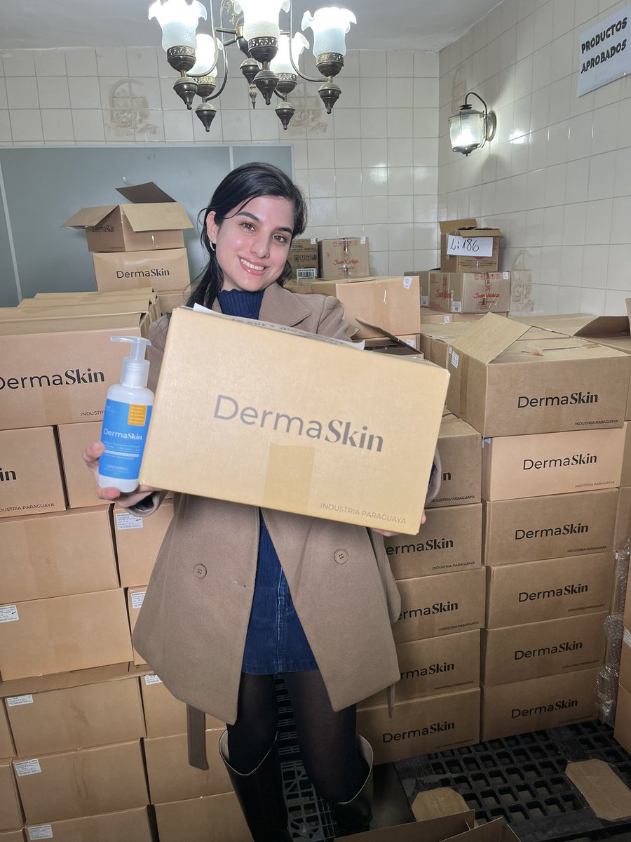 perfumeslujosos's tweet photo. TANTO ESFUERZO VALIÓ LA PENA 😭❤

Vendimos 100.000 unidades en 7 meses, pero la meta era vender eso en 1 año! 😳
 
Creamos el mejor gel de limpieza para piel mixta a grasa económico Paraguayo 🇵🇾 y por eso nos pusimos la meta de vender 100.000 unidades en un año!

⏰ 1 año de investigación para crear la formula ganadora, una formula diferente a los demás limpiadores del mercado. Queríamos lograr un limpiador que NO sólo limpie, sino también dé resultados para mejorar acné, manchas, poros dilatados y el aspecto de la piel en general 🇵🇾💖 

Todos nos decían que sería un fracaso, que lo paraguayo sale mal, nos cerraban las puertas en todos lados, incluso las farmacias.. 😞

Intentamos con distribuidoras, directo con muchas farmacias pero siempre nos terminaban rechazando los dueños o directivos generales, aún cuando sus gerentes de Mkt o Mercadotecnia decían que sería un éxito total 🥲

Hasta que por primera vez, después de muchos insistir y romper las bolas, en Puntofarma nos dieron cita para una reunión con la encargada de ingresos. Nos recibió alegre, le encantó la idea e hicieron el ingreso de a poco, primero 100 sucursales. Sólo 6 unidades cada sucursal. Yo sabía que sería poco, pero jamás imaginé lo que estaba a punto de suceder.. 😅

En 3 días VENDIMOS TODO el stock de Puntofarma, stock que estaba planificado para 1 mes entero 😱
La gente quería el gel de limpieza y en la surcusal que llegaba; se vendía por completo!

Cada vez nos pedían más, primero 3.000 unidades, luego 6.000 unidades, luego 10.000 unidades y NO dabamos abasto 😫 Entregabamos por partes para cumplir cada pedido y fue creciendo el personal del laboratorio, todo para producir DermaSkin 🧪🧴

Hoy, estamos en todas las sucursales Puntofarma, gracias a ellos ingresamos en otras farmacias y locales que nos contactaron para tener el producto.

Y ahora estamos lanzando otro producto, el Gel limpiador DermaSkin para piel seca a normal, y yo me pregunto...

Será que a la gente le va a gustar tanto como el primer DermaSkin?