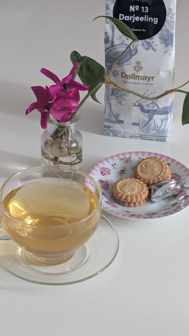 LizCollet's tweet photo. Hmmm.... Darjeeling 1. Pflückung SFTGFOP1 - der "Champagner" unter den Tees, wie es heisst.
Absolut kein alltägliches, aber ein wirklich sehr sehr feines Blatt, das heute meine Teetasse beehrt.
🍀#IchGlücksindIch 🥰 #TeaAddicted
#FiveOClockTeatime https://t.co/R3G6K2xgdQ