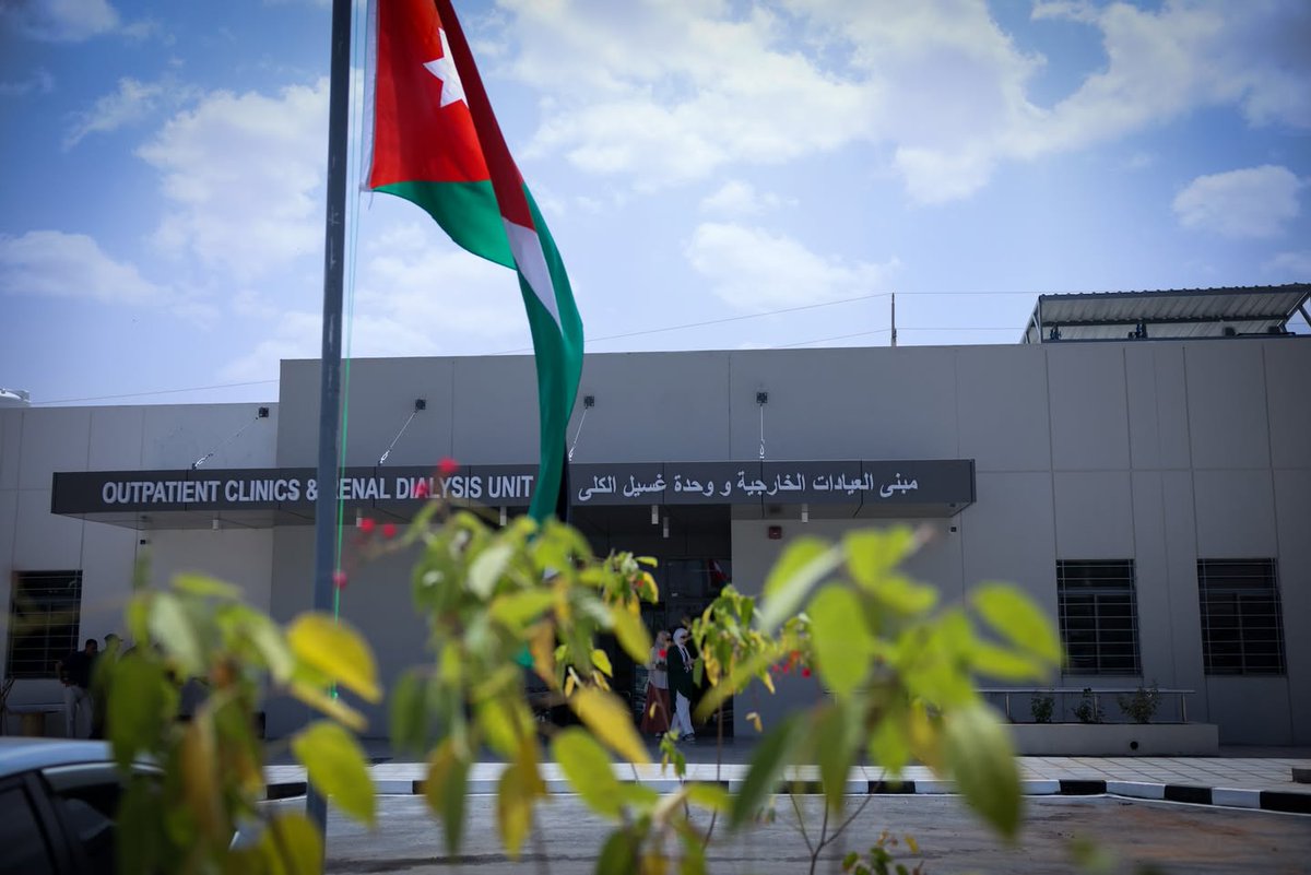 تم بحمد الله الانتهاء من أعمال تنفيذ مبنى العيادات ووحدة غسيل الكلى التابع لمستشفى الأميرة إيمان، في دير علا – محافظة البلقاء، المملكة الأردنية الهاشمية.

ويمثل هذا الصرح الطبي إنجازًا وطنيًا متميزًا، وهو ثمرة الجهود المتواصلة والتصميم الدقيق الذي قام به كادر دائرة تصميم المباني