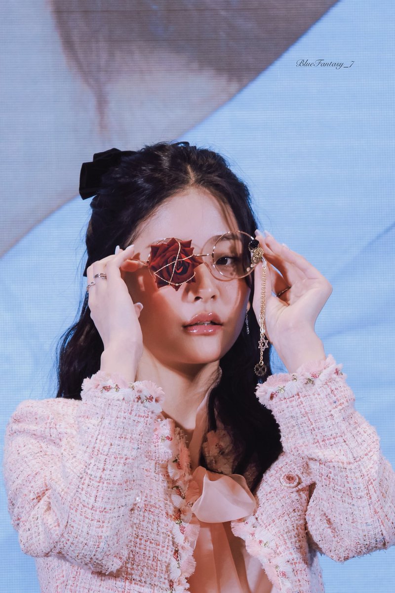 BlueFantasy_7's tweet photo. 250601 ShangHai
Two styles of glasses๐คฃ๐คฃ
#์ ์๋น #ChungSubin #ChungSubinFirstFanSign https://t.co/luCsMqKazS