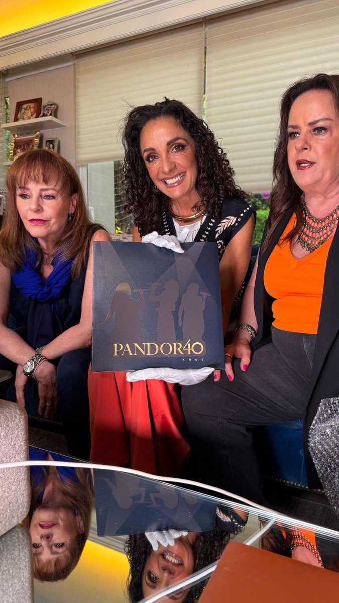 EresLuzMeade's tweet photo. Y como las good news no dejaron de llegar. ✨
Pronto tendremos el tan esperado libro de nuestras amadas @grupopandora 🥹 a parte de una nueva gira y un nuevo álbum. 😍🙌🏼
Yo todavía no lo supero ☺️ y uds? Están preparados para seguir celebrando estos 40 años de trayectoria? 👏🏻 https://t.co/ck40kK56NK