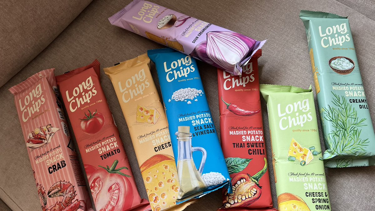 anjo_lv's tweet photo. “Long Chips” par 0,47€. Es vienkārši grābu… un grābu. https://t.co/P813RJSv0Z