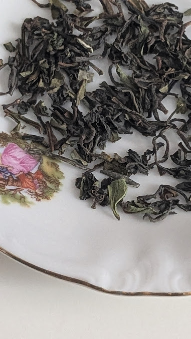 LizCollet's tweet photo. Hmmm.... Darjeeling 1. Pflückung SFTGFOP1 - der "Champagner" unter den Tees, wie es heisst.
Absolut kein alltägliches, aber ein wirklich sehr sehr feines Blatt, das heute meine Teetasse beehrt.
🍀#IchGlücksindIch 🥰 #TeaAddicted
#FiveOClockTeatime https://t.co/R3G6K2xgdQ