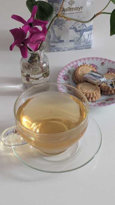 LizCollet's tweet photo. Hmmm.... Darjeeling 1. Pflückung SFTGFOP1 - der "Champagner" unter den Tees, wie es heisst.
Absolut kein alltägliches, aber ein wirklich sehr sehr feines Blatt, das heute meine Teetasse beehrt.
🍀#IchGlücksindIch 🥰 #TeaAddicted
#FiveOClockTeatime https://t.co/R3G6K2xgdQ