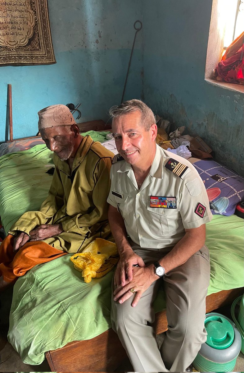 FR_DA_SENEGAL's tweet photo. À Kédougou, le colonel François Audy est allé à la rencontre du tirailleur Wally Cissoko. Engagé en 1953 et 1954, ce dernier a été blessé au combat en Indochine avant de rentrer au pays. Le passage de @FR_DA_SENEGAL a permis de recueillir la mémoire de cet #anciencombattant. https://t.co/Q5rX3M9ju4