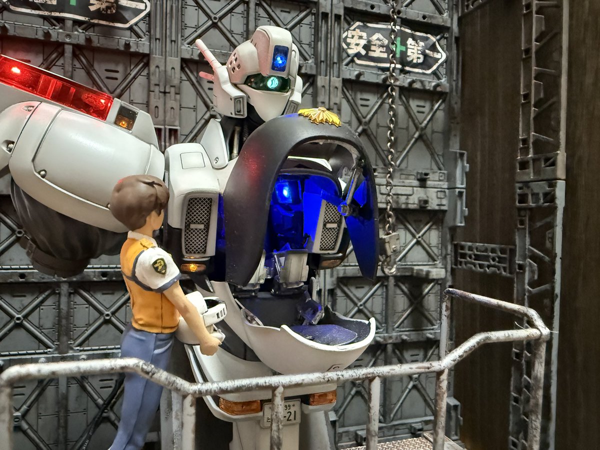 ベース完成。

今年のおじお兄でやる八尾レイバーショウより先行してミエモに出しますw

#パトレイバー模型部
#パトレイバー
#PLAMAX