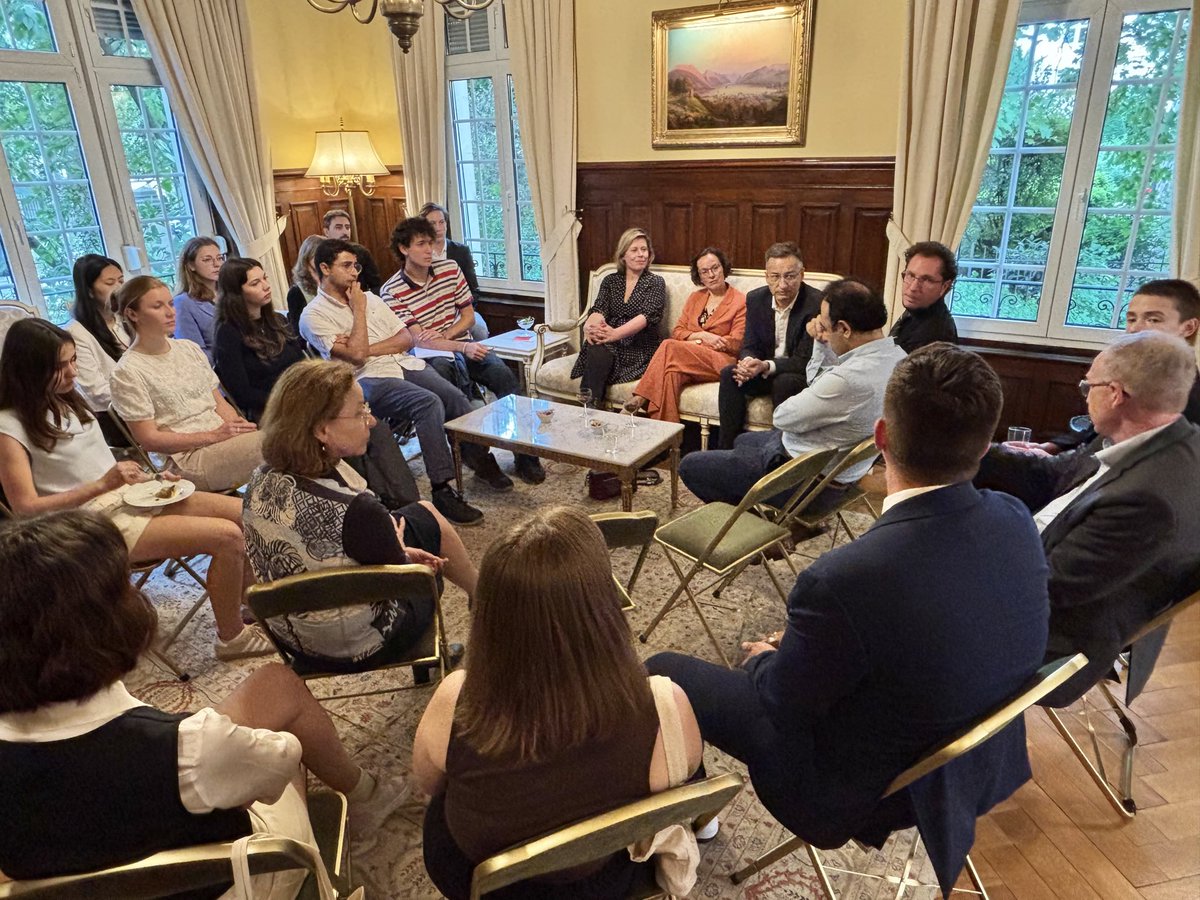 Verbrachten einen interessanten Austausch mit internationalen Studierenden in #Straßburg und ExpertInnen, die 🇦🇹 in Arbeitsgruppen des #Europarat vertreten #GRECO #CEPEJ #CDBIO #TCY. Von Autonomie am Ende des Lebens über Korruption zur Effizienz von Gerichten.