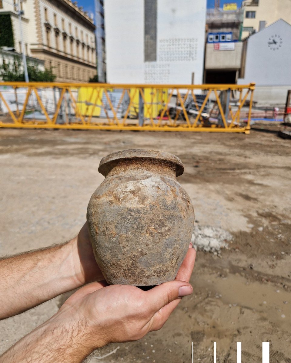 Stříbrné mince, kachlová kamna, nádoby či soška beránka ve formě konvičky na vodu – to se zatím objevilo při archeologickém průzkumu na stavbě Janáčkova kulturního centra. Výzkum probíhá do hloubky 3 metrů, kde archeologové odhalují pozůstatky brněnské zástavby od 13. stol.