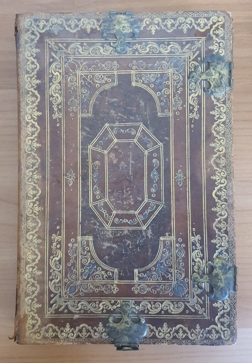 bcm_girolamini's tweet photo. Sembra un prezioso libro antico con elegante coperta in cuoio e borchie: in realtà custodisce un #GiocoMW da tavola del '700, una sorta di #tombola figurata, costituita da 12 pannelli arricchiti con immagini di fiori, frutti, animali e curiosi personaggi 😲 #MuseumWeek #GameMW https://t.co/gUYpkJWpJ8
