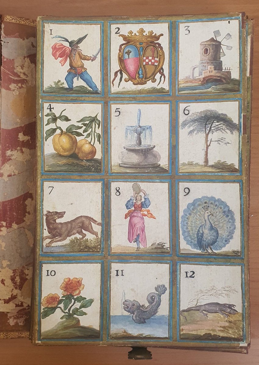 Sembra un prezioso libro antico con elegante coperta in cuoio e borchie: in realtà custodisce un #GiocoMW da tavola del '700, una sorta di #tombola figurata, costituita da 12 pannelli arricchiti con immagini di fiori, frutti, animali e curiosi personaggi 😲 #MuseumWeek #GameMW