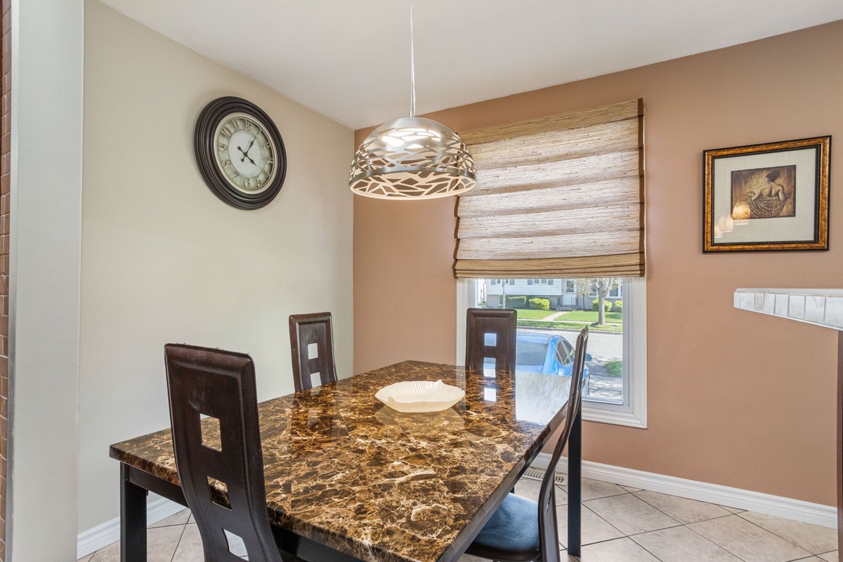 TeamGlasser's tweet photo. Welcome to 12 Dow — a bright, beautifully maintained 2+2 bedroom, 2-bathroom bungalow that blends comfort and style.

A rare find in a family-friendly neighborhood — where comfort meets convenience! 🏠💫

#TeamGlasser https://t.co/chSK1eRdX6
