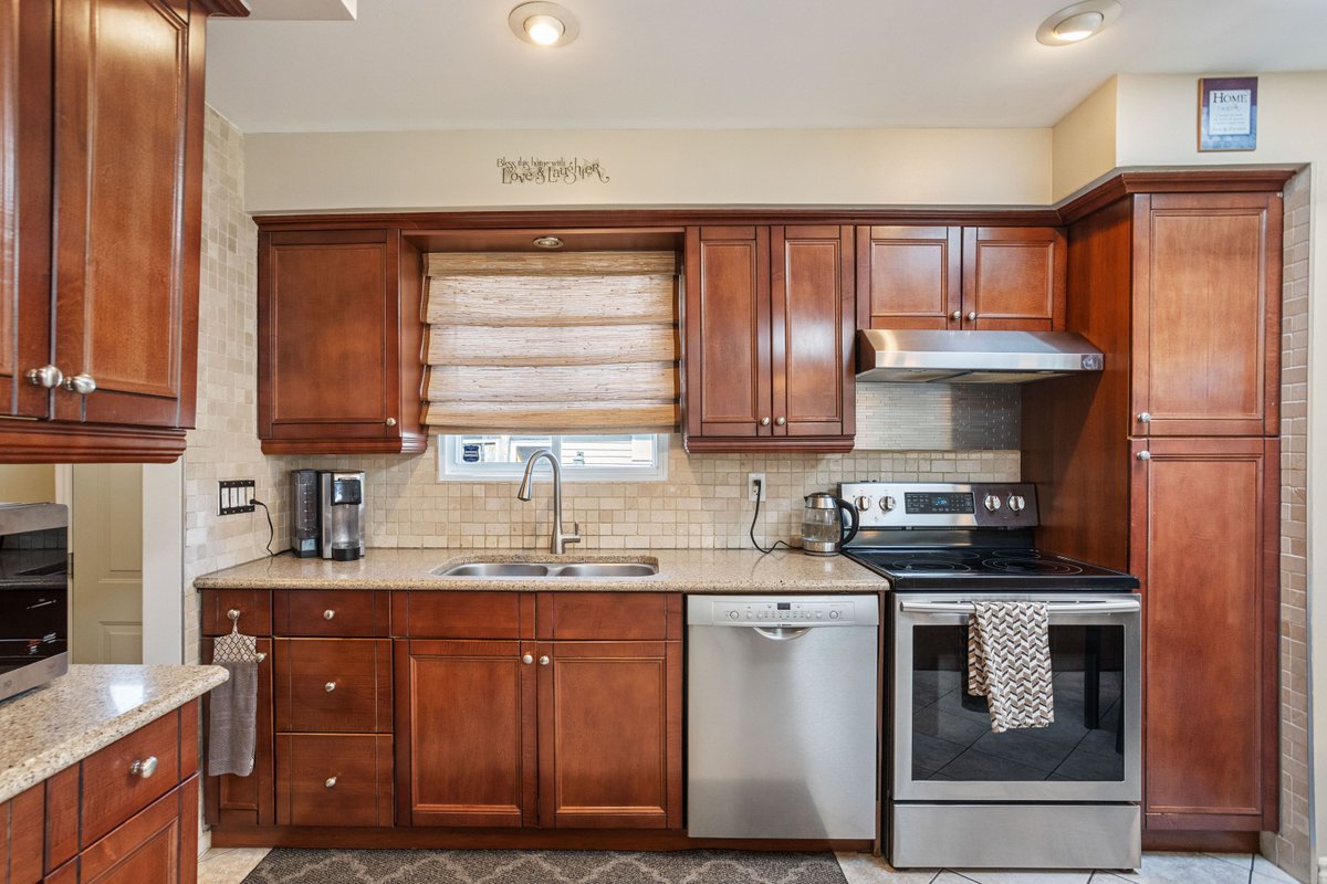 TeamGlasser's tweet photo. Welcome to 12 Dow — a bright, beautifully maintained 2+2 bedroom, 2-bathroom bungalow that blends comfort and style.

A rare find in a family-friendly neighborhood — where comfort meets convenience! 🏠💫

#TeamGlasser https://t.co/chSK1eRdX6