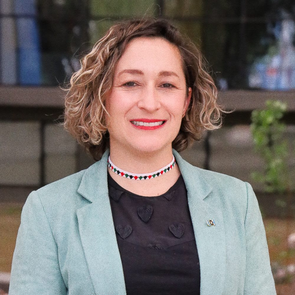 📝#OpiniónUOH | "Cultura y cuidados: la dimensión olvidada del bienestar social" ✨
Por Clemencia González Tugas, Directora de Cultura, Patrimonio y Extensión UOH 🏛️
"La cultura cuida, reconoce, incluye y teje donde hubo fractura" 🧶💜
📖 Lee más 👉goo.su/B1zVRt