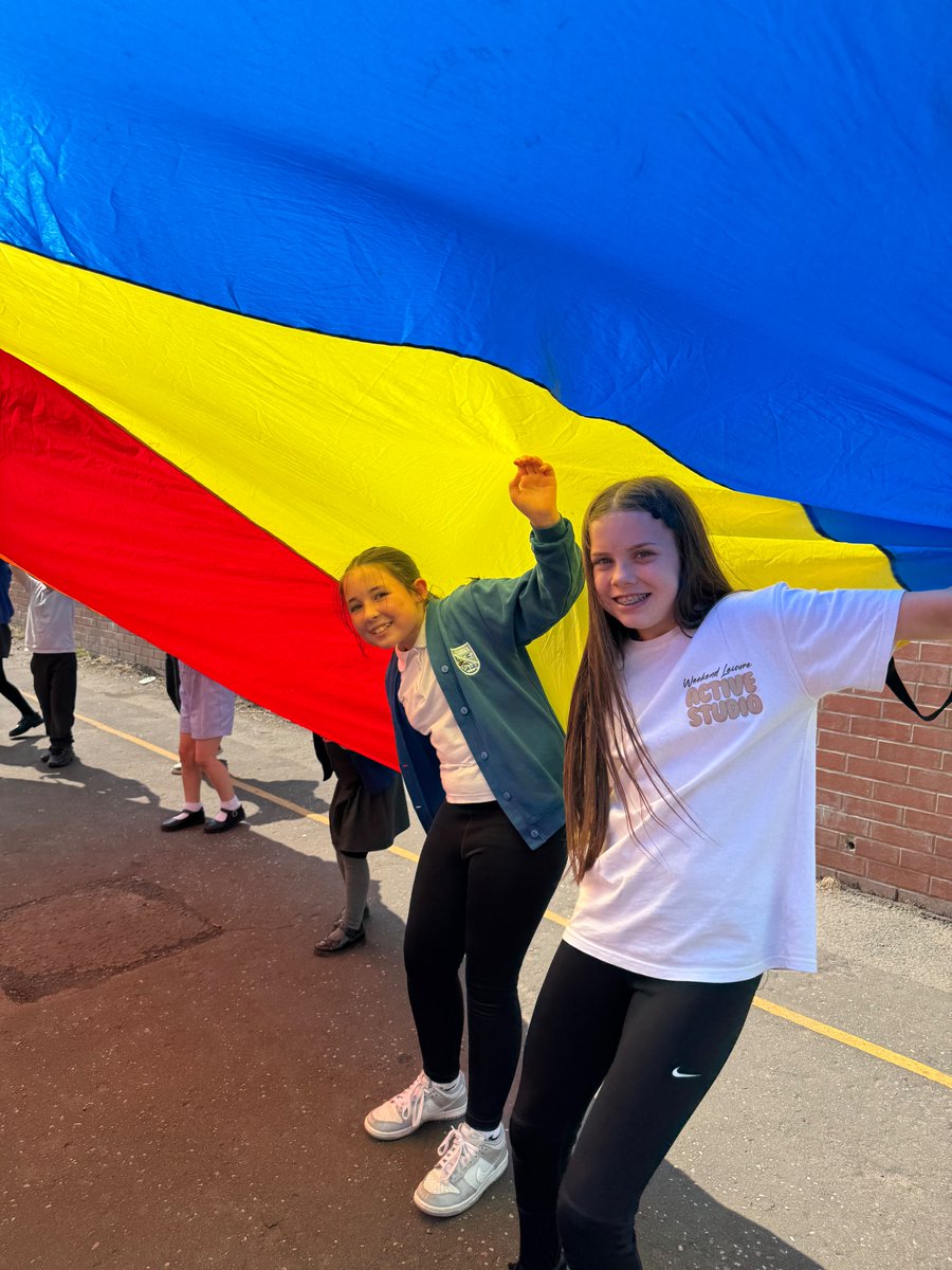 Celebrating all this year’s Spanish Stars with a wee fiesta 🪅 outside. Big thanks to our P6 and P7 helpers for leading Spanish colour games under the parachute! 🌈 🌟