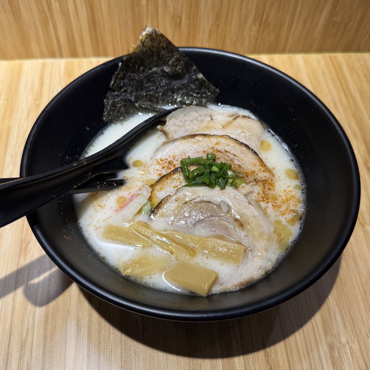 opsiamyour's tweet image. ราเมง39฿😭ที่mbk ถูกที่สุดในชีวิต ลองกินเมนูA1วันก่อนจ่ายแค่39ถ้วน อร่อยดี ถ้วยขนาดปกติ แต่เส้นจะน้อยลงเหลือแค่ประมาณ60%ของทั่วไป ร้านมีเมนูราคาปกติปม100/จาน มีเมนูอื่นด้วย เส้นน้อยแต่กิน1จานก็อิ่มนะ ลดคาร์บเพิ่มโปรตีน ในวันรีบๆคือดีเว่อ🤣
ปล.ในรูปคือเมนูA2 49฿add onหมูชาชู3ชิ้น