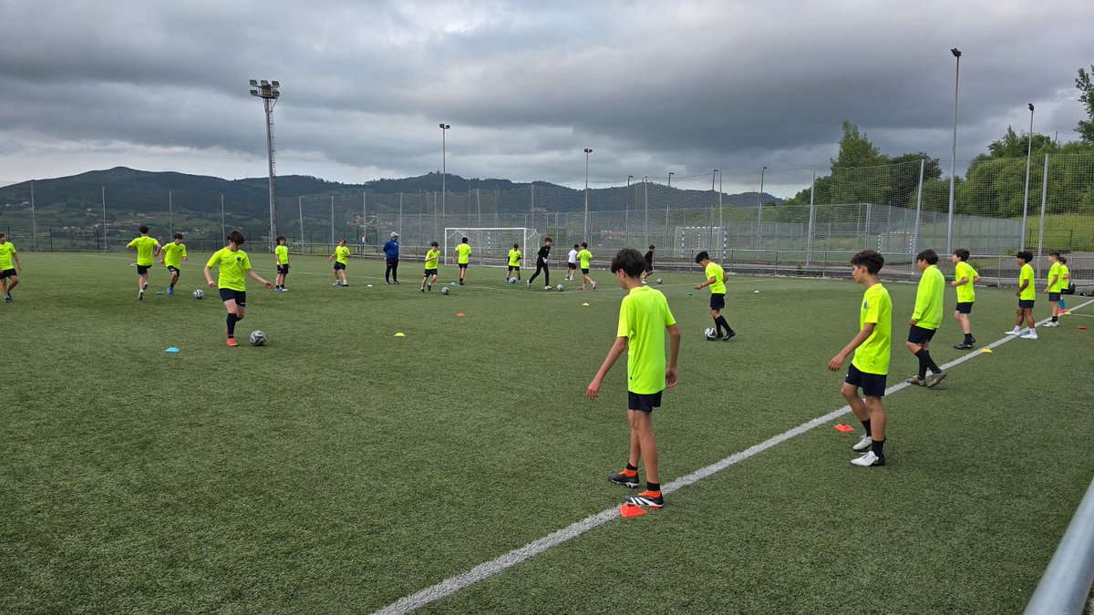 Terminaría la #Liga pero en la #EFOviedoVetusta continúan los entrenamientos. Junio, mes para disfrutar del fútbol #EFOVtemporada2425 #PasiónAzul