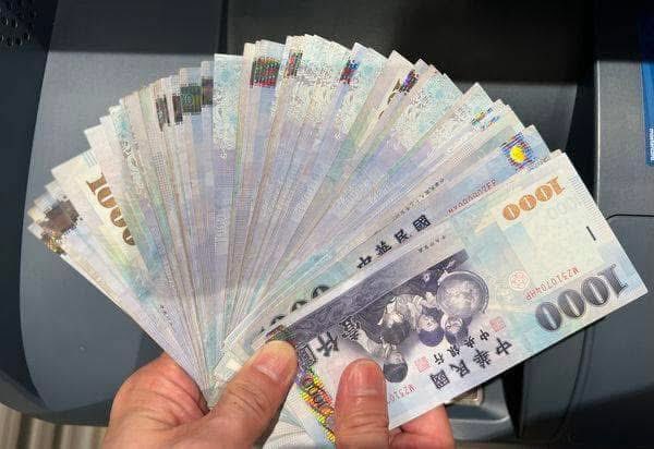 lkgilly01's tweet photo. 需要資金短期長期小額週轉、汽機車、黃金、白金、3c用品借貸借錢借款，增貸移件降利息，代償高利的歡迎來當鋪來找我諮詢。無當品也可以洽談。或是只能借小額而已的都可以跟我聯繫，任何其他房屋任何借款貸款的業務都可以跟我詳談。歡迎代辦合作。 #移件增借降息 #台南當鋪 #小額週轉 #證件借款 https://t.co/zqBZtDczYh