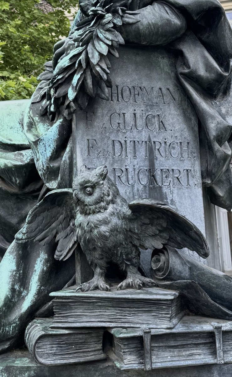 “Wahrlich, keiner ist weise,
Der nicht das Dunkel kennt,
Das unentrinnbar und leise
Von allen ihn trennt.“

- Hermann Hesse