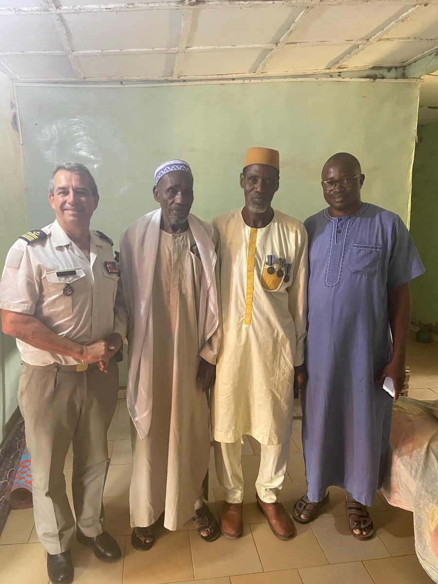 François AUDY (@fr_da_senegal) on Twitter photo Ce matin, l’attaché de défense <a href="/FR_DA_SENEGAL/">François AUDY</a>, a rencontré le tirailleur Sory Binte Sidibe et ses proches à #Salemata ; un moment de partage mémoriel qui a permis au colonel Audy de témoigner de la reconnaissance de la France à l'égard des #tirailleurssénégalais. Ce matin, l’attaché de défense <a href="/FR_DA_SENEGAL/">François AUDY</a>, a rencontré le tirailleur Sory Binte Sidibe et ses proches à #Salemata ; un moment de partage mémoriel qui a permis au colonel Audy de témoigner de la reconnaissance de la France à l'égard des #tirailleurssénégalais.