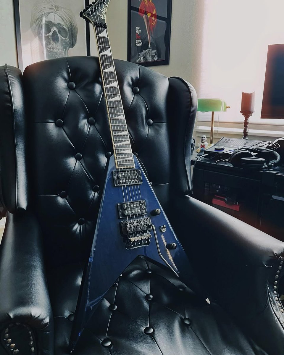 Check out this 1989 US King V with reverse sharkfin inlays from Chatterer's collection 🔥 Post your Jacksons and use #ItsInMyBlood for a chance to be featured.