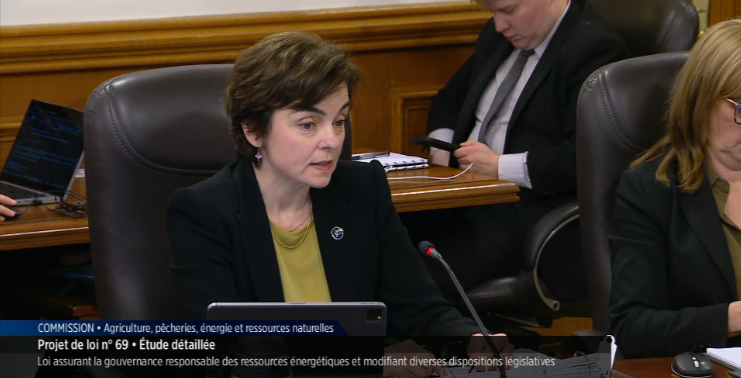 Les oppositions demandent à la ministre Christine Fréchette quels numéros d'articles du projet de loi sur l'énergie permettent de faire économiser 6 milliards $. Dans ses réponses, elle ne cite aucun numéro d'article. #assnat #polqc