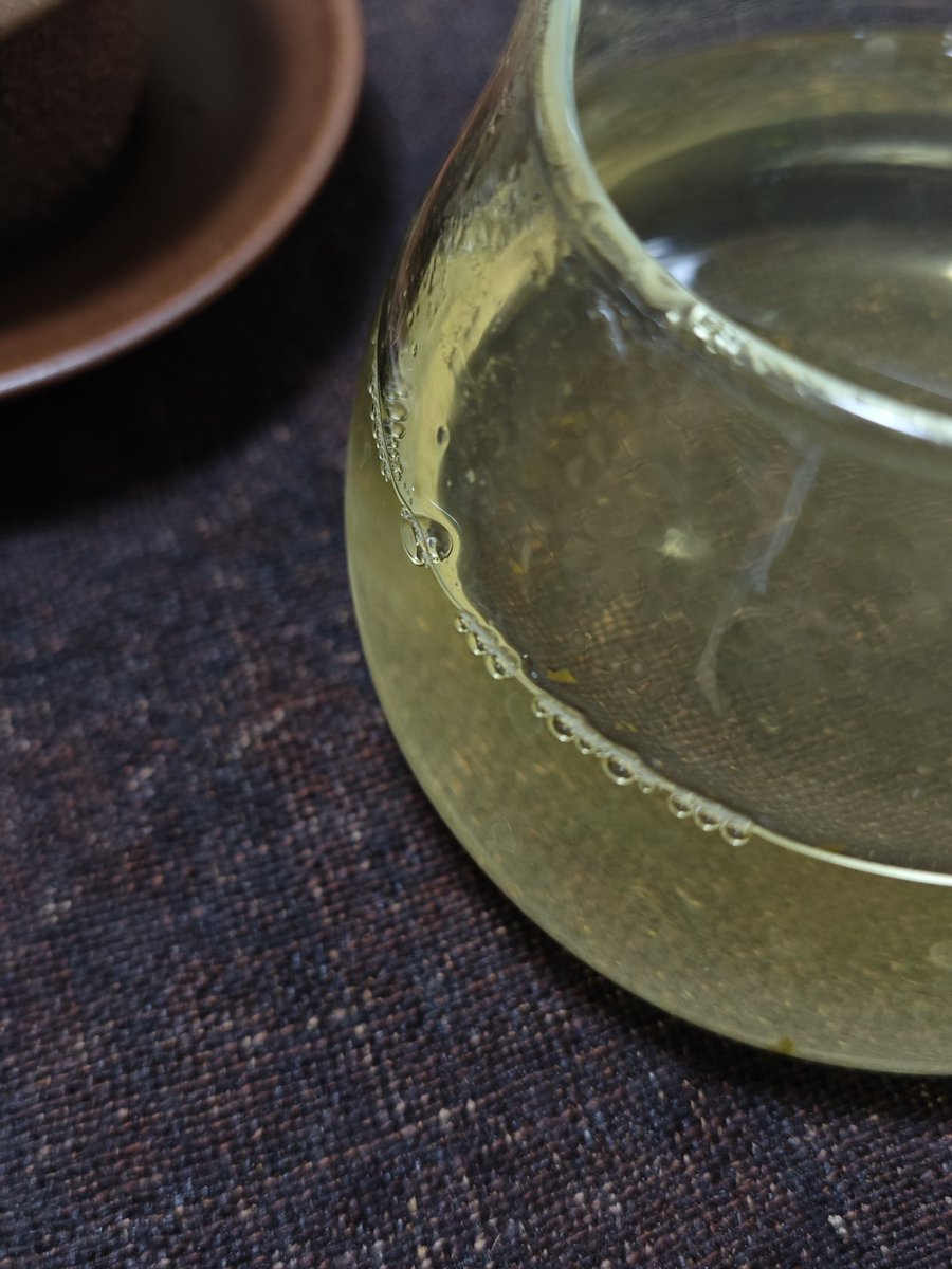 QRF4uARfNlWul43's tweet photo. #太吾村甘泉厅 今早冲茶,温好杯刚把茶叶投进去,腾起来特别幽然的一调花香,脑子里忽然就冒出来【兰生空谷】四个字。
#普洱生茶 #puhertea https://t.co/vZIAGWaIvH