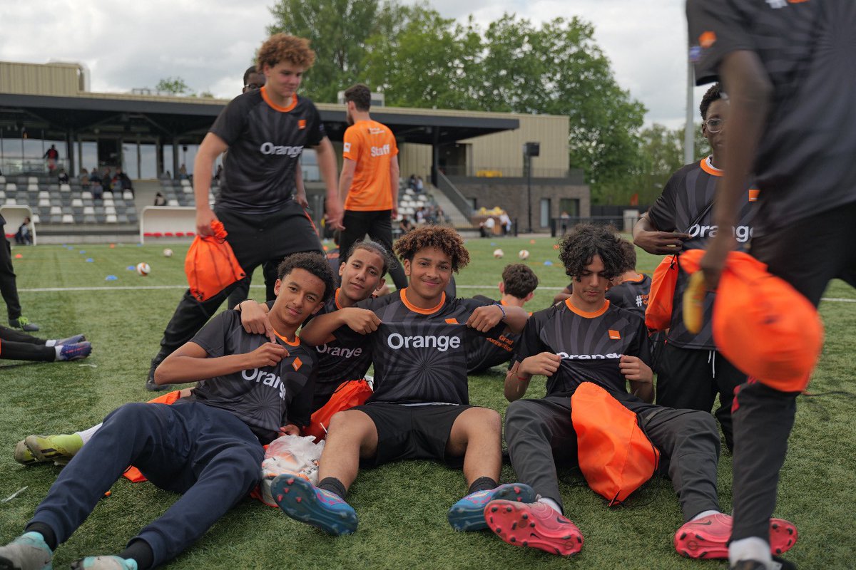 thierrymarigny's tweet photo. Au Stadium à Lille  avec 300 enfants.
Du foot et des messages forts :
🚫 Stop au cyberharcèlement
⏱ Moins d’écrans, plus de lien.
Merci aux clubs et aux enfants pour leur engagement 
#ForGoodConnections @orange @Orange_France @OrangeHDF https://t.co/SnlVGyaXlh