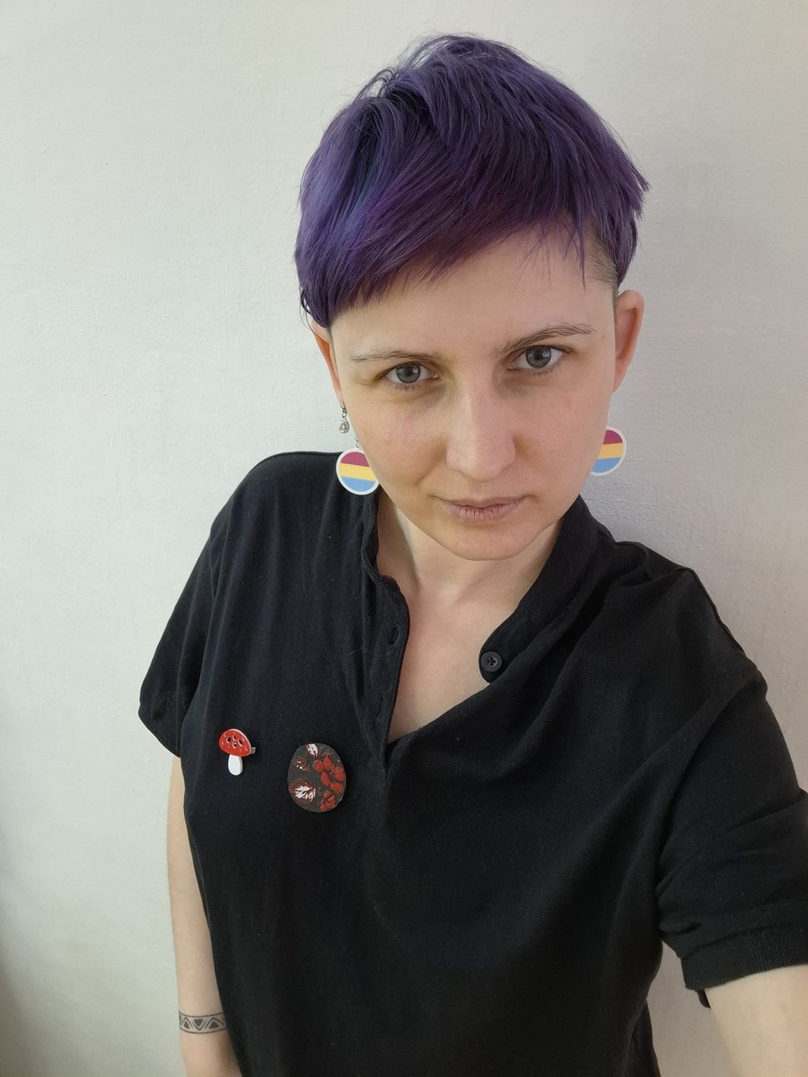 Сережки, в яких планую ходити весь Місяць гордості
Пансексуали замовляйте і собі. Ще буде брошка і кулон в цих кольорах.