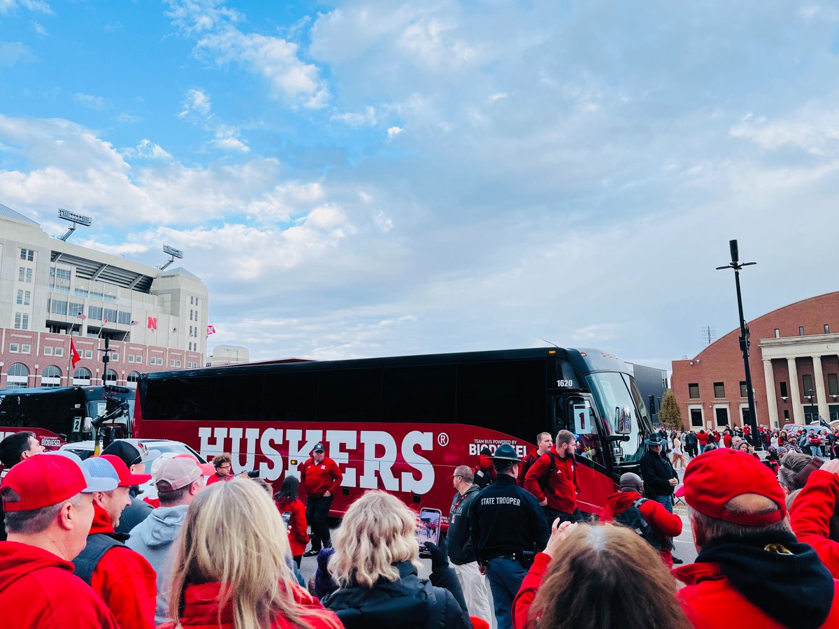 NESoybeanBoard's tweet image. Since 2023, @Huskers, @ArrowStageLines, and the Nebraska Soybean Board have fueled pride with biodiesel.🎈🚍⛽️
What began with 3 team buses is now powering a nationwide push for cleaner fuel.
Learn more: tinyurl.com/jc4daea8